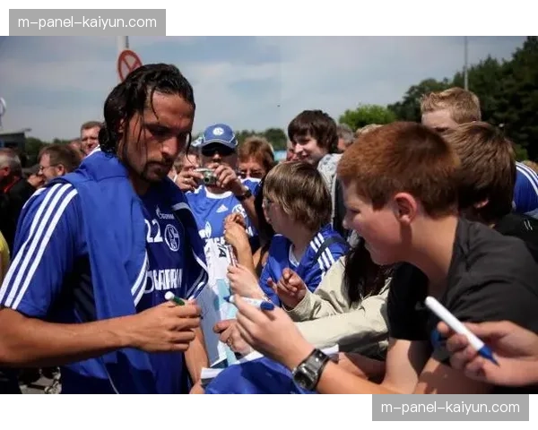 沙尔克04新帅首训,强调纪律与跑动 沙尔克04新帅首训,强调纪律与跑动