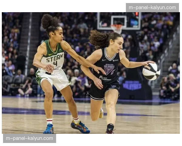 西雅图风暴主场迎战金州女武神,揭幕战备受关注 西雅图风暴主场迎战金州女武神,揭幕战备受关注